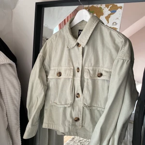 Zara vårjacka - Ljusgrön vårjacka från zara. Jättefin nu till våren. Har två stora bröstfickor och bruna knappar. Storlek M men passar perfekt på mig som vanligtvis har S. Köparen står för frakt!!!