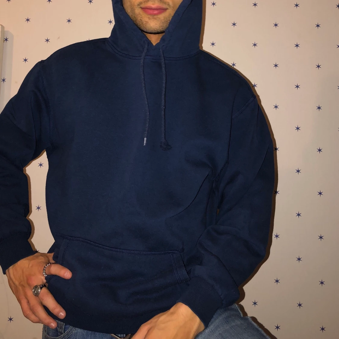 Mörkblå hoodie