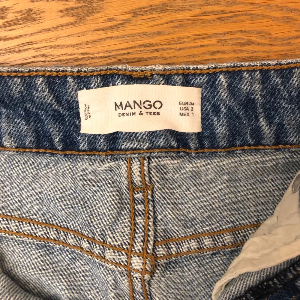 Super fin och skön jeanskjol från Mango. Mjuk i materialet och fin passform. Strl 34 men skulle säga att den fungerar även som 36. Kjolar.