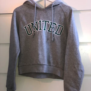 Hoodie - Fin hoodie som är använd ett fåtal gånger och som jag nu säljer pga att den börjar bli lite liten för mig. Storleken är M men skulle säga att passformen är mer som S. ❗️frakt tillkommer❗️