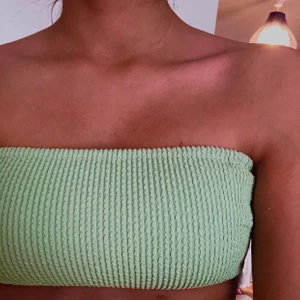 Pastellgrön bikini topp - Säljer min super fina bikini toppen i storlek 38. Använd ca 2 gånger förra sommaren så den är som ny. Frakt 22kr. 🥰 bikinin finns fortfarande kvar priset höjdes pga många intresserade. Köp direkt för 100kr plus frakt.