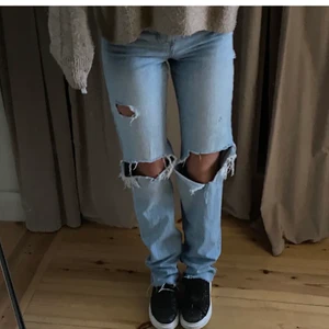 Jeans zara - Säljer dessa zarajeans! Helt slutsålda och så fina. Lånade bilder (första 2) OBS! samma modell men ser lite annorlunda ut (det är de sista som är till salu) bra skick! Köpare står för frakt, kontakta vid intresse! HÖGSTA BUD: 350 + frakt