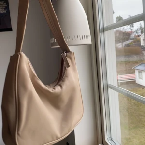 Väska från Monki - En super fin , helt oanvänd väska från monki. Har fler av dessa så säljer denna. 55kr+frakt 😍😍hör av dig via intresse😙