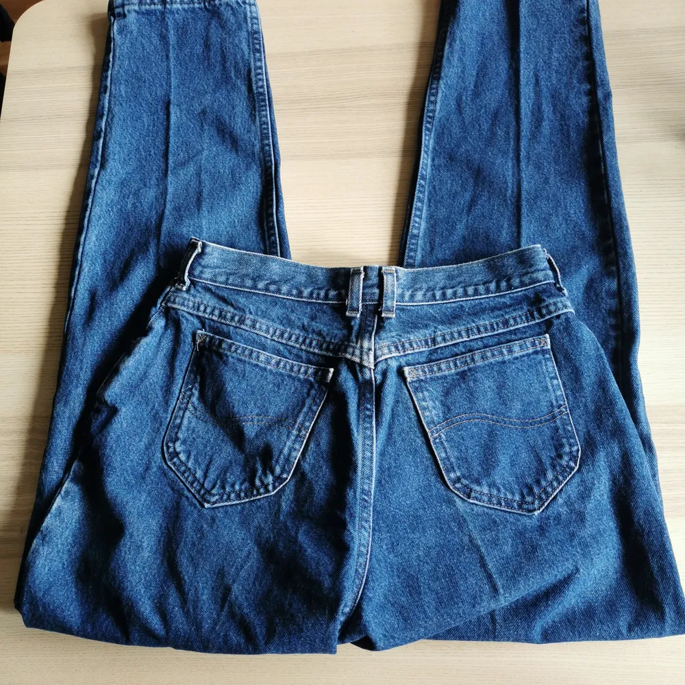 Ett par vintage jeans ifrån Lee. Tyvärr för små för mig, därför har jag ingen bild på. Passar 36-38. Hög midja och raka i benen.. Jeans & Byxor.