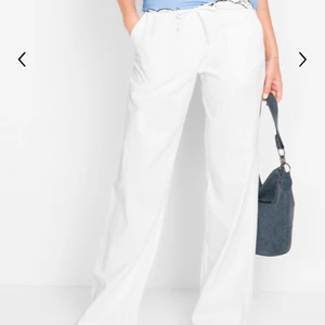 Linnebyxor - Säljer mina så fina linnebyxor!! Känner att jag inte får någon användning av dom så då är det bättre att sälja vidare dom. Byxorna ser ut som helt nya, använt ett fåtal gånger. Storlek- S. Jag är 165 cm och dom sitter galant på mig, varken för långa eller för korta💕💕 Köp dom direkt för 900kr, Budgivning i kommentarsfältet.