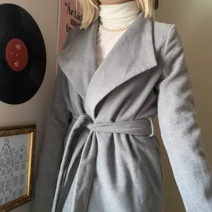 Kappa - en jättefin kappa i superfint kvalitet som jag tyvärr måste sälja då den aldrig kommit till användning! jätte mjuk och passar perfekt på våren/hösten, midjebandet är avtagbart