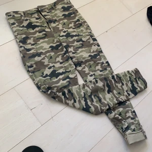 Kamouflage jeans - Fin passform och i nyskick. Väldigt bekväma. Storlek s/M, rätt töjbara. 