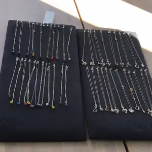Säljer lite olika halsband i olika färger