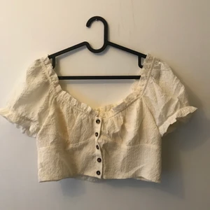 Croppad somrig tröja  - Croppad tröja från H&M, ljus beige färg, storlek 42