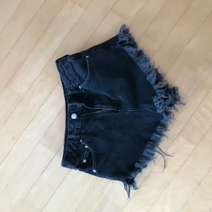 Topshop shorts  - Säljer dessa shorts för att det är inget jag använder☺️ knappt använda och bra sick❤️