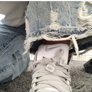 Nike skor - Säljer dessa suuuper valla vintage skor från Nike😜😍😍! Dem är i storlek 36,5 men passar bra på mig som är 37,5 också! Detaljerna på skorna ser lite gröna ut på bilderna men är gråa☺️☺️🤩 kan tänka mig att gå ner i pris vid snabb affär😊