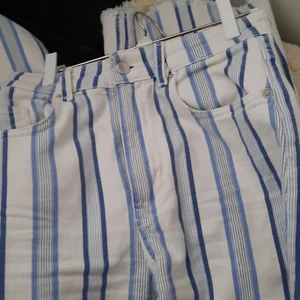 Randiga jenas - Jeans med blå ränder, svinsnygga och sköna. Straight leg med något utsvängd nederdel, distressed kant. Storlek 36💫