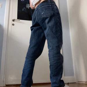 Lågmidjade baggy jeans med rhinestones på bakfickorna. Riktig Y2K känsla <3 Jag är 173 och de är en bra längd för mig. 