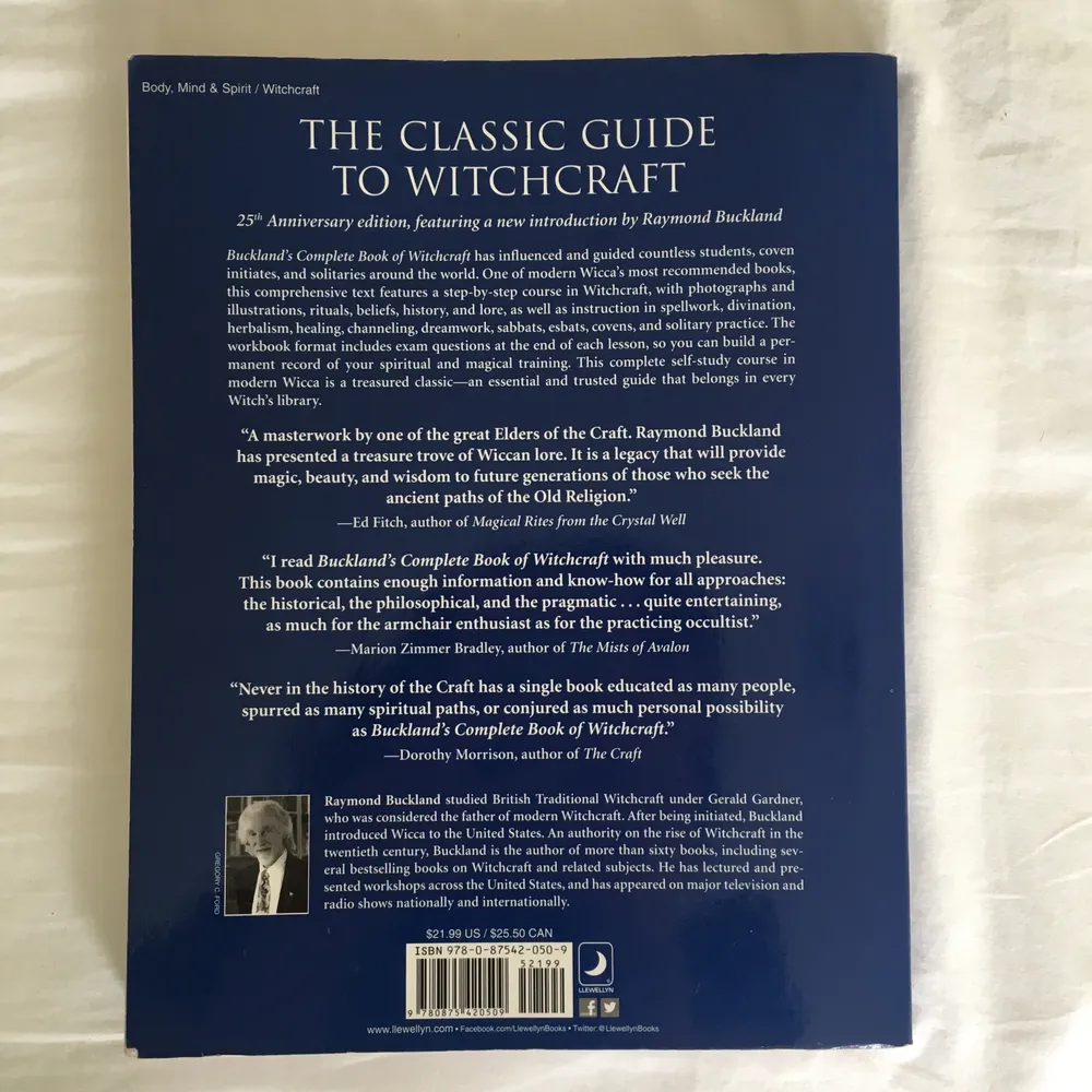 🚫 EJ FRAKT 🚫 Jättebra bok för dig som vill börja med witchcraft och/eller wicca. Även bra för dig som utövar att ha den här boken att basera din grimoire på. Jättefint skick med vackra illustrationer och är en av dem mest populära böckerna inom wicca och witchcraft. Rekommenderar den här boken till alla som vill bli eller är en witch!. Övrigt.