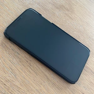 IPHONE XR, OLÅST  - IPhone xr som har blivit använd i ett halvår, 64 gb, trasig baksida därav priset, 7 200 kronor ny. 2 skal ifrån ideal of sweden med följer. Fungerar felfritt💓
