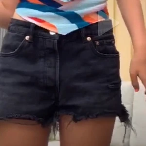 Zara jeans shorts  - Säljer min helt nya jeans shorts från zara! Aldrig andvända och helt slutsålda!❤️ så fina till sommaren! Buda från 200kr