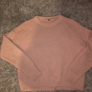Stickad tröja  - Stickad tröja i gammalrosa ser helt ny ut 