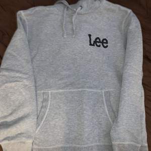 Superfin Lee hoodie från killavdelningen i storlek XL. Den är liten i storleken så passar killar i storlek S-M eller tjejer XS-M :) 