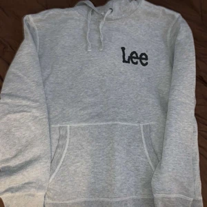 Lee hoodie - Superfin Lee hoodie från killavdelningen i storlek XL. Den är liten i storleken så passar killar i storlek S-M eller tjejer XS-M :) 