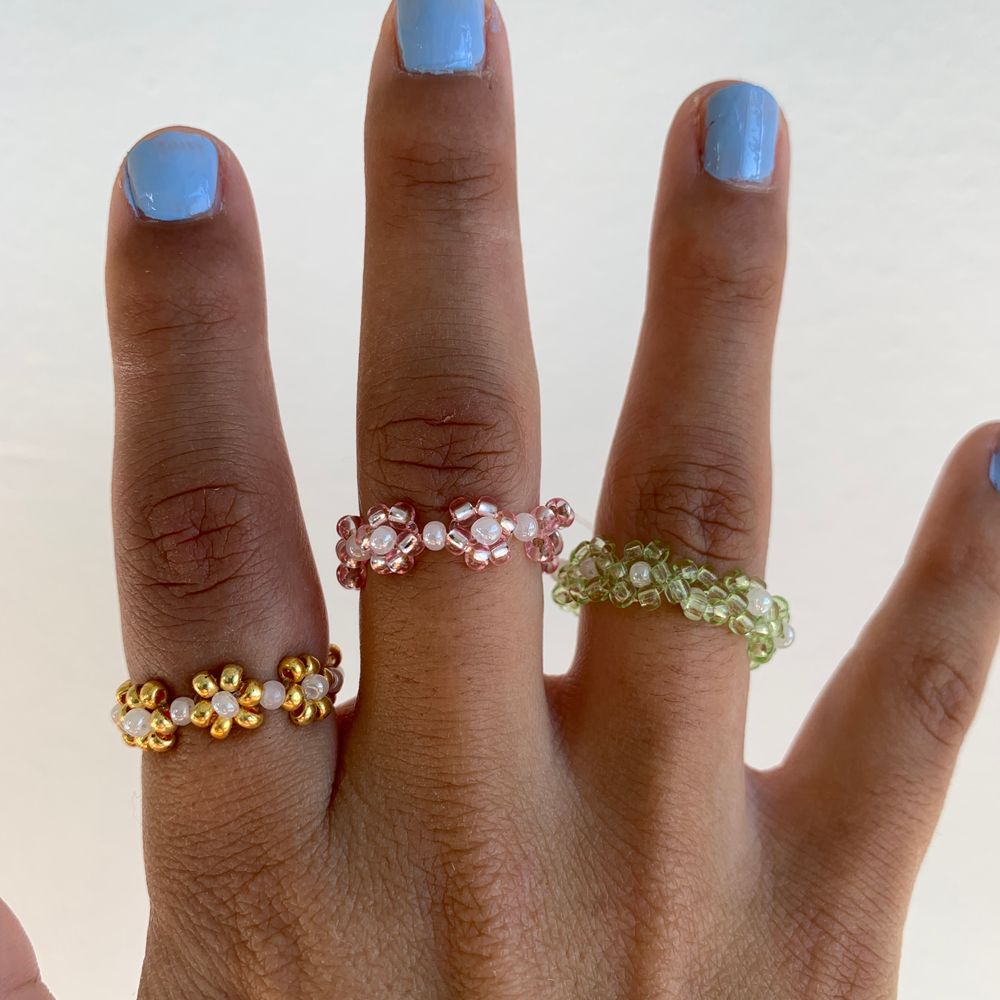 SĂ€ljer dessa tre blomm ringarđđ de Ă€r endast provade!đđž passar storleken Xs\S! Eftersom de Ă€r en elastisk trĂ„d Ă€r den hyffsat töjbar!đž gjorda av bra material! Köp en för 30kr eller alla tre för 80krđ€©đ€©hör av er vid frĂ„gor!! (Frakt tilllĂ€ggs 12kr) önskas annan storlek, hör av er sĂ„ fixar jag!âïžâïžFĂRST TILL KVARN!. Accessoarer.
