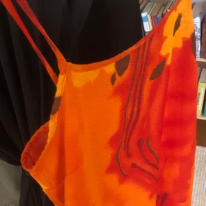 söt orange klänning - världens finaste orangea klänning som jag köpte second hand för ett tag sedan. aldrig använt, endast provad. Priset är exl. Frakt. Hör av er vid frågor! 😊