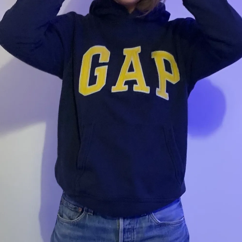 Populär hoodie från gap💛 Prislappen är borta men passar mellan Xs-S. Tror att den skulle sitta snyggast på någon som är ca 160 (jag på bilderna är 171). Super bra skick <3. Hoodies.