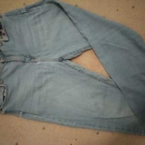Jeans som jag har haft ganska länge,typ 4 år men har seriöst aldrig använt för att den är stor,vet tyvärr inte vilken storlek den har men kan gissa på L 