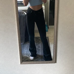 Bootcut jeans  - Jättefina svarta högmidjade jeans, helt nya och inte använda.  Storlek: S  Kan mötas upp eller fraktas