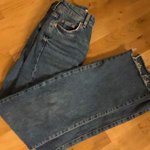 Fina jeans från Gina tricot, högmidjade och utsvängda. Passar för dig som är 155-160 storlek 32! Använda 2-3 gånger och tycker inte alls om dom då dom sitter för tight på mig!