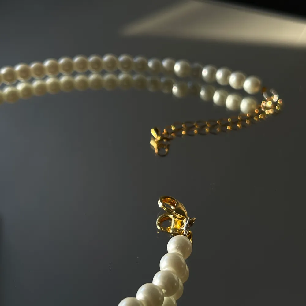 Vi är ett UF-företag som tillverkar handgjorda smycken av pärlor utefter kundens önskemål. Vi har ett begränsat antal pärlor av alla färger så först till kvarn! 🤎                                                      Pärlhalsband 149kr!!                                                                       Pärlarmband 59kr!!                                                                      Designa ditt egna smycke!                                                         ‼️SMYCKENA OVAN ÄR ENDAST FÖRSLAG PÅ DESIGN‼️. Accessoarer.