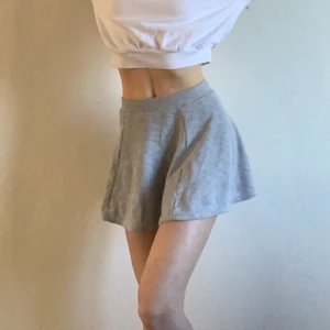 Grå tjol - Jättefin grå tjol i storlek 152 (passar mig som är en xxs/xs) Köpare står för frakt. Om du har några frågor eller vill ha fler bilder så är det bara att höra av sig! 