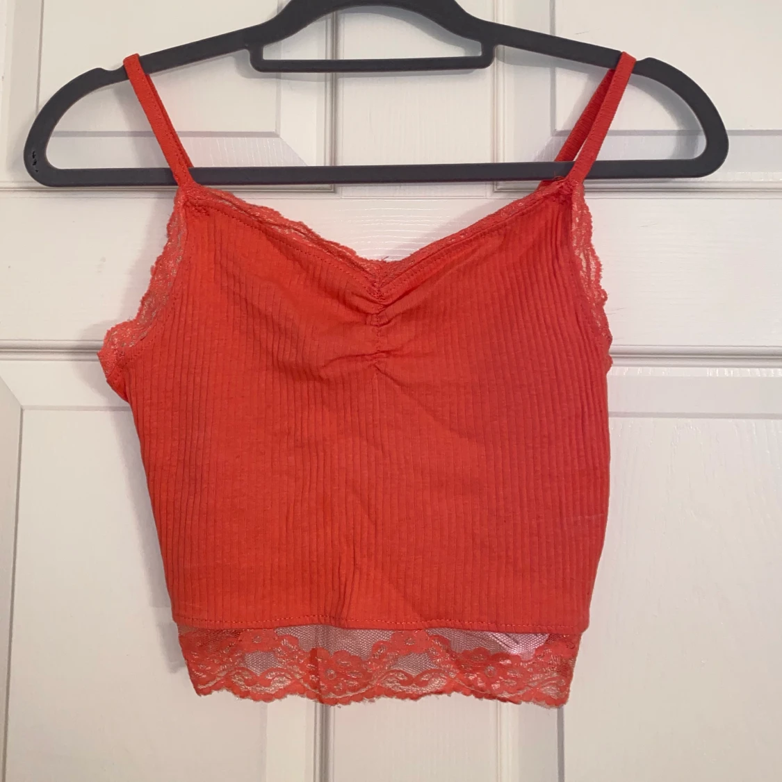 Rosa crop top linne med spets