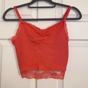 Rosa crop top linne med spets - Korall rosa kort linne med spets från newyorker.