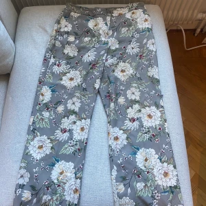 Blommiga kostymbyxor från Zara - Kostymbyxor med pressveck i mycket gott skick. Stl XS, säljes endast för att dom är lite för små! 