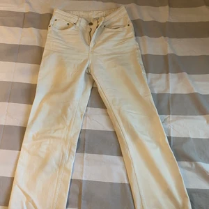 Vita Weekday jeans - Säljer dessa snygga vita jeans från Weekday, W28 och L28. Säljer pga att de inte passar längre, endast använda ett fåtal gånger.🤍🤍🤍