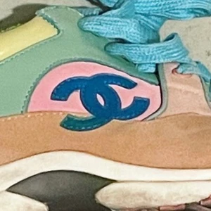 Chanel sneakers - Super snygga sneakers i storlek 38/39, fått som present och har tyvärr inte kvar kvittot/kartongen! Lite smutsiga men går att borsta bort lätt med en mockaborste eller skoborste! 450 eller bud! 