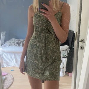 zara klänning - säljer den här slutsålda klänningen från zara i storlek xs, då den tyvärr inte kommer till användning. Superfin verkligen och aldrig använd!!! Buda privat eller i kommentarerna, säljer endast vid bra bud!!💕⚡️ nypris 359 kr