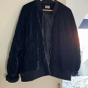 Bomberjacka blå sammet strl L  - Blå bomberjacka i sammet i strl L. Använd ett fåtal gånger. 