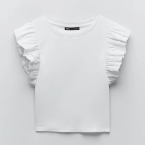 Söt topp med volanger - Säljer denna så söta topp med volanger från Zara i stl.S. Den är helt ny med lappen kvar och är endast testad🌸🌸! Jag säljer den för 80kr+frakt💗