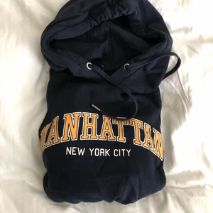 Hoodie  - Mörkblå hoodie från hm i storlek s 