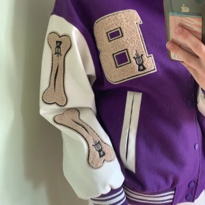 College jacka - Säljer nu min college jacka, knappt använd bara testad fåtal gånger💕 perfekt nu till hösten!           Nypris 800kr