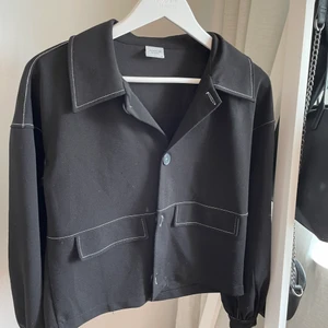 Jacka/blus - Sommarjacka/blus som är köpt på trendhouse. Använd men i fint skick. Vita detaljsömmar