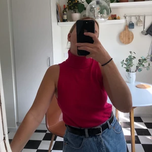 Rosa tröja med hög krage  - Supersnygg rosa tröja med lång hög krage som man kan vika ner som jag gjort på bilden. 💓