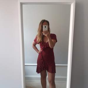 Fint röd sommar klänning. Storlek XS. Jag är 160cm. 