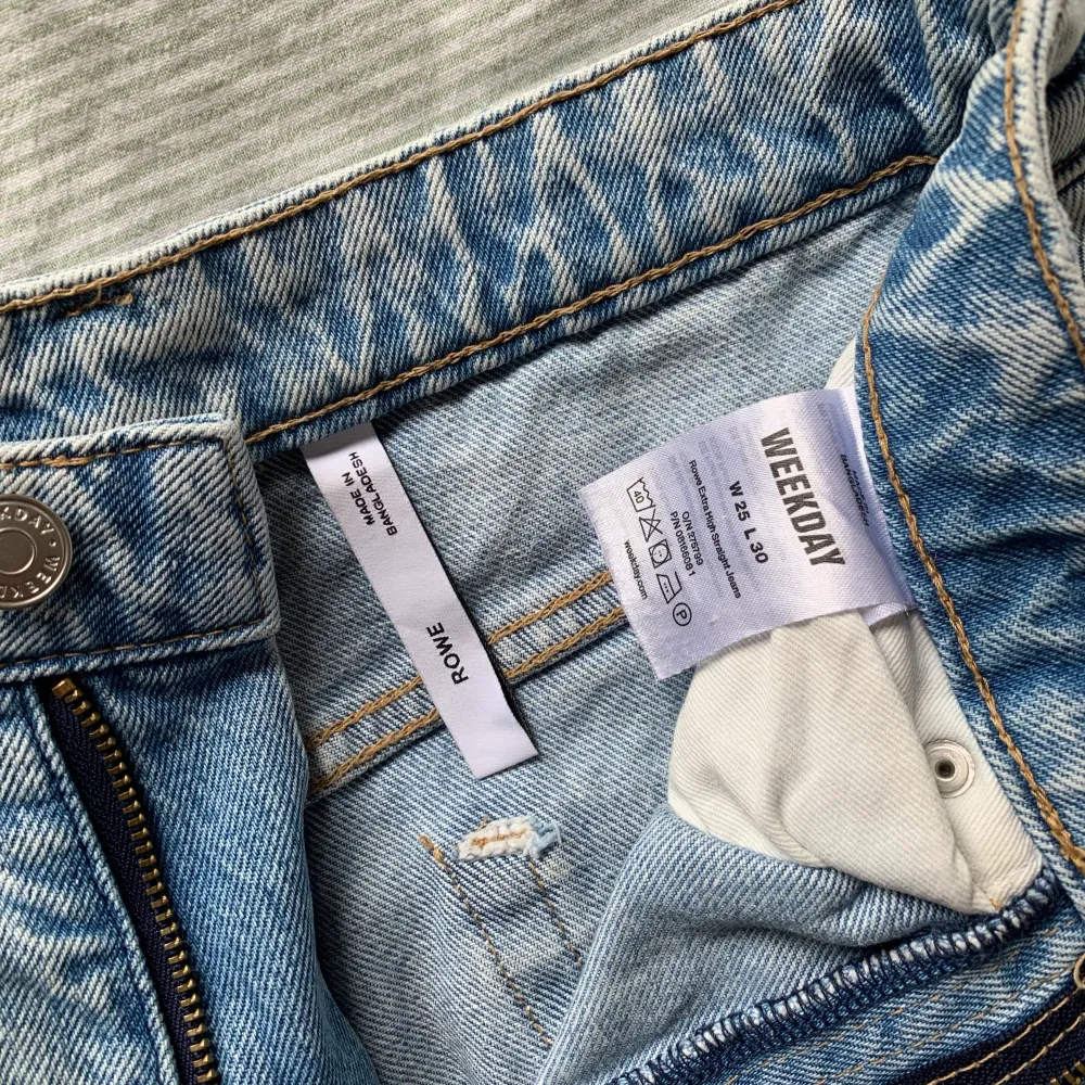 Rowe jeans från Weekday knappt använda. Storlek w25 L30. Säljer då dom är lite försmå. Men så snygga!! Frakt tillkommer📦💛 Nypris: 500. Jeans & Byxor.