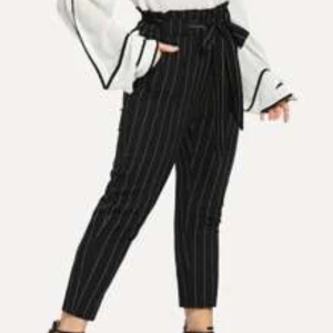 Tyg Byxor - Köpte byxorna från SHEIN och tyckte inte om dem direkt (ligger frf i påsen) färg svartvit 