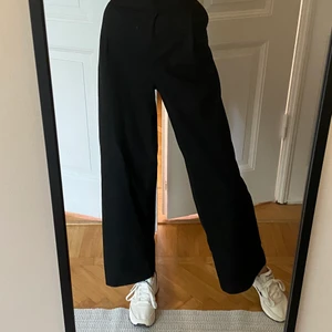 Svarta kostymbyxor från Monki - Väldigt fina svarta kostymbyxor från Monki. Högmidjade, supersköna och jättebra passform! Slutsålda, nypris: 350kr
