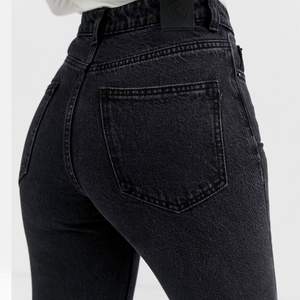 Svarta raka jeans st W26 L28 vilket är som S och längden 28 är för någon som är cirka 155 cm. Använt 2-3 gånger  