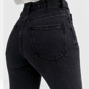 Jeans  - Svarta raka jeans st W26 L28 vilket är som S och längden 28 är för någon som är cirka 155 cm. Använt 2-3 gånger  