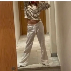 vita linnebyxor från hm🤍 - säljer mina skitsnygga vita linnebyxor från hm!!🤍 (de sista två bilderna är lånade första är min) BUDA FRÅN 250!! eller köp direkt för 400!(frakt tillkommer, se nedan) Skriv privat om du har frågor!💗